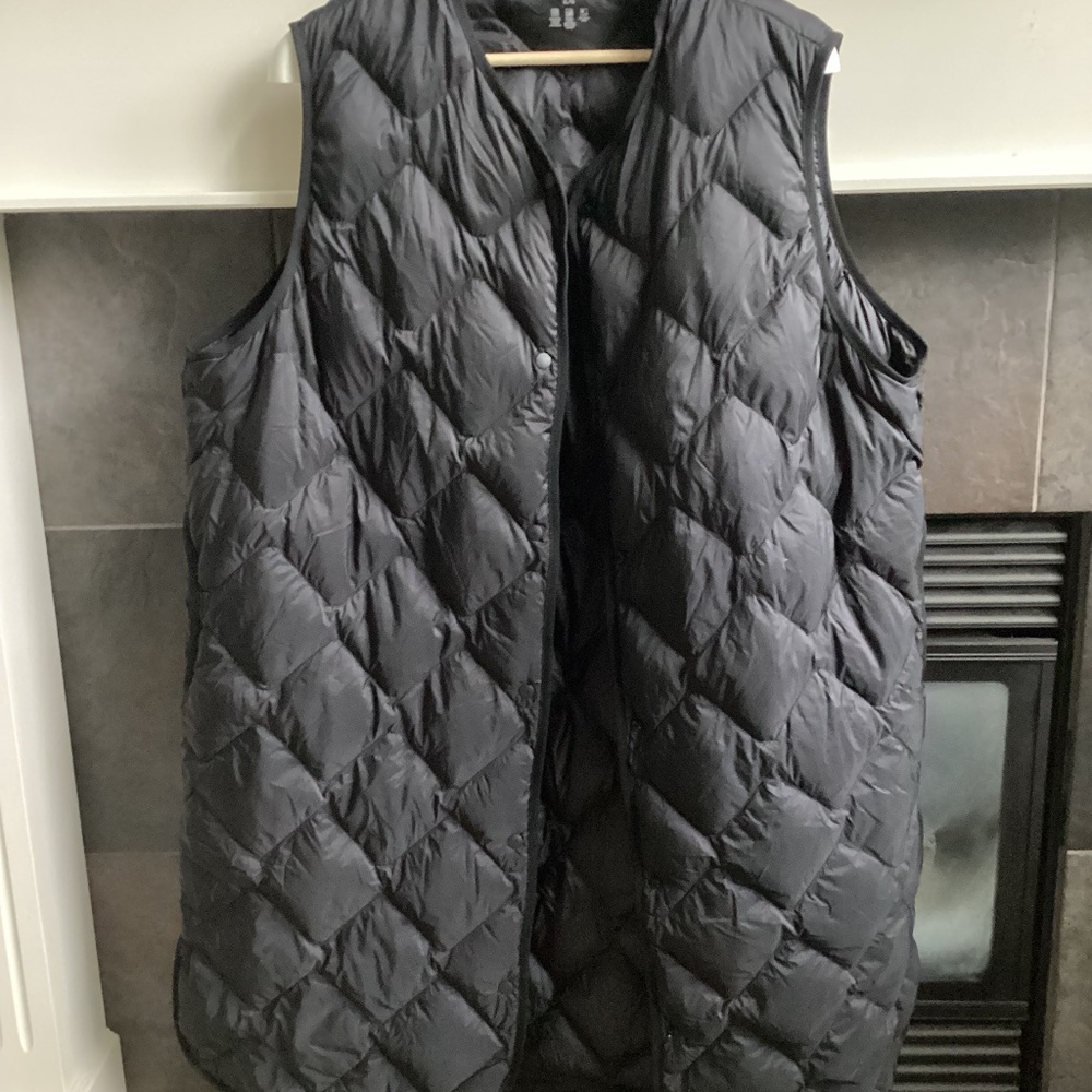 Uniqlo Ultra Light down long vest. XL. Black.